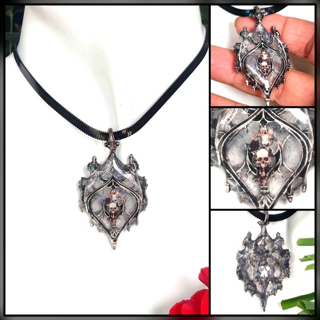 Chaque bijou de cette collection est façonné comme une relique précieuse, orné d’un travail d’émail transparent d’une finesse rare. La lumière le traverse comme si elle s’éveillait à travers un vitrail, révélant des nuances profondes et mouvantes, tantôt 