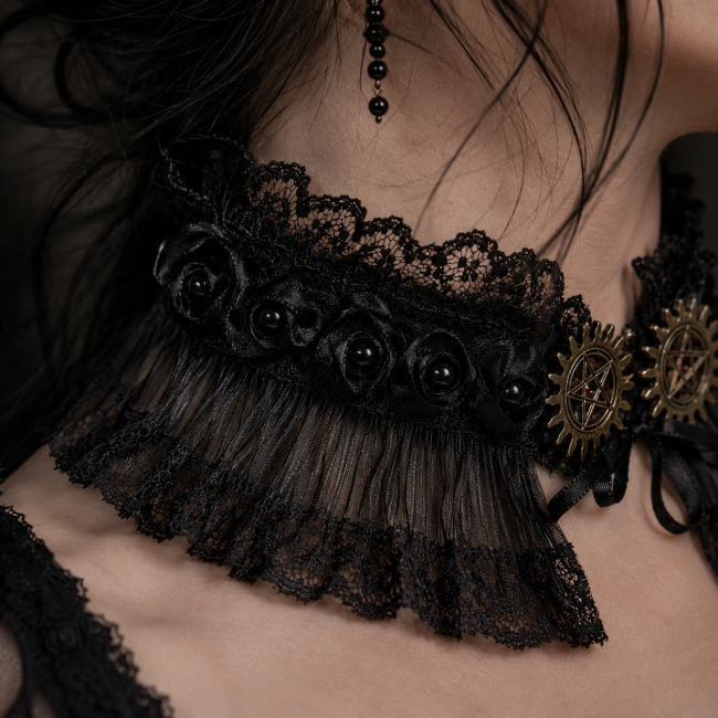 L’Orbe des Enchanteresses – Dentelle, roses et perles noires Gros plan sur le bandeau en dentelle noire orné de roses en organza et de perles noires