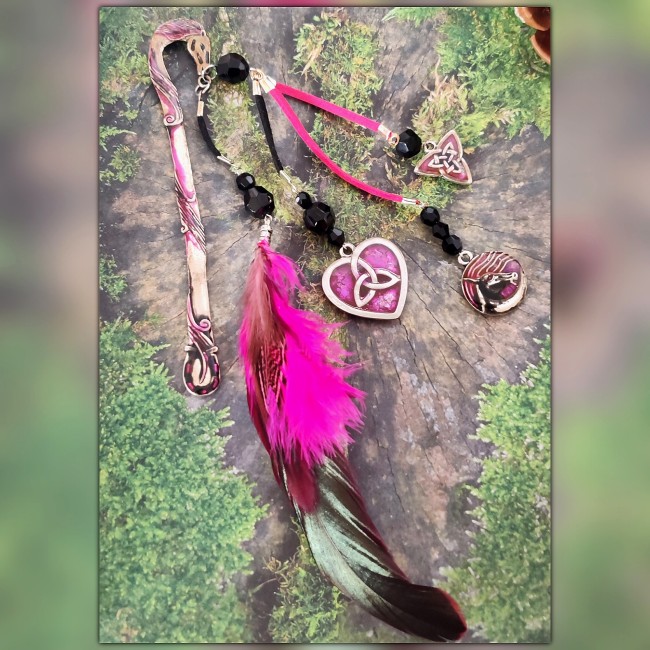 marque page cheval artisanal métal argente émaille fuchsia incandescent Alsvinn