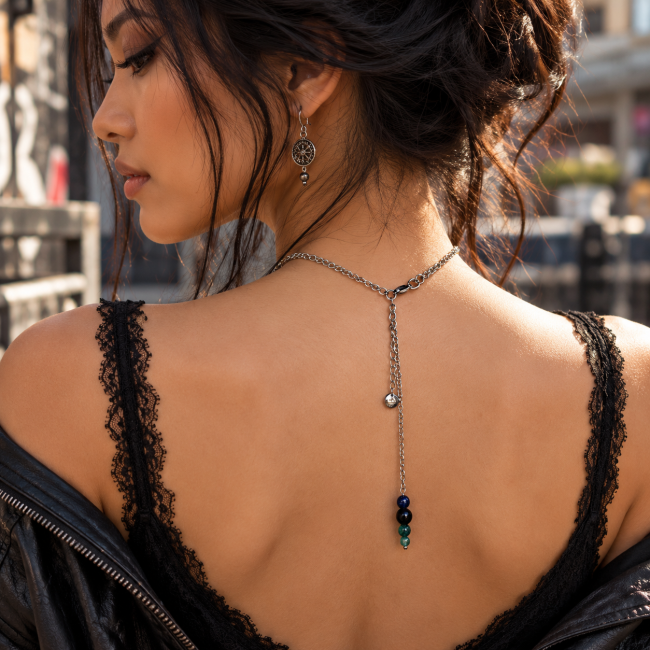 Tsukuyomi – Chaîne argentée et finitions arrière Vue arrière du collier Tsukuyomi porté, montrant la chaîne en acier inoxydable argenté et sa chaînette d’embellissement ornée de perles en chrysocolle naturel