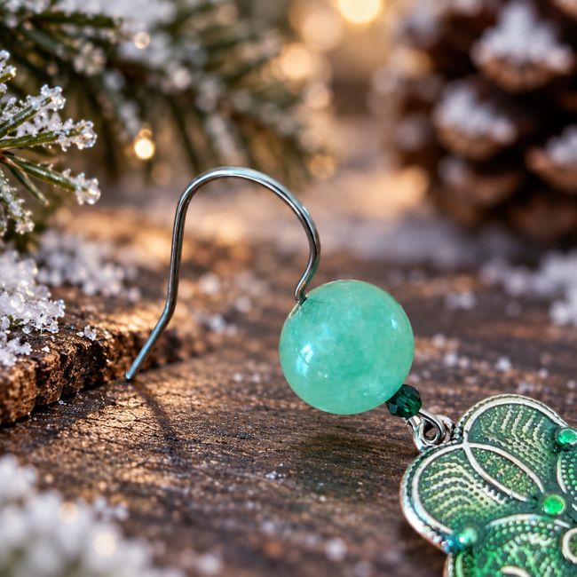 Détail du crochet et de la perle d’aventurine verte des boucles d’oreilles Le Trésor de Fulla Description SEO : Le détail du crochet et de l’aventurine verte souligne la finesse du montage et le caractère précieux de cette création d’artisanat d’art.