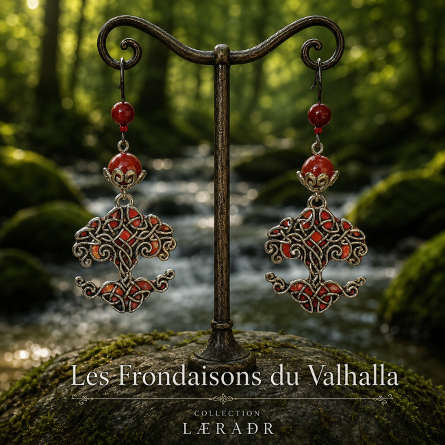 Boucles d'oreilles artisanales inspirées du Valhalla et de l'arbre-monde nordique. Réalisées en acier inoxydable argenté, ornées de cornaline naturelle et d'un arbre de vie en nœuds celtiques aux teintes rouges flamboyantes. Collection Læraðr, bijou fanta