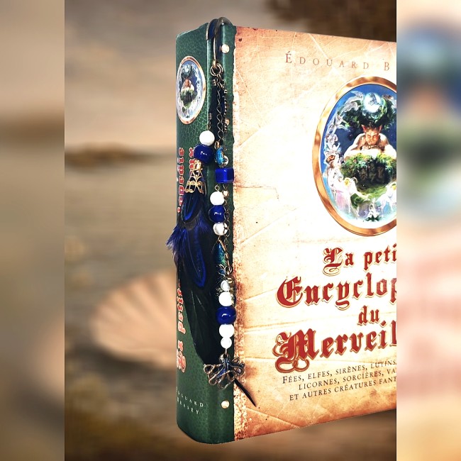 Marque-page sirène Terpsichore utilisé dans livre sur décor marin fantasy