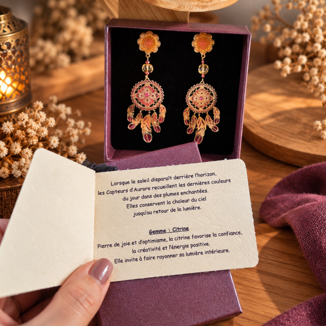 Écrin des boucles d’oreilles Les Plumes du Couchant avec carte de gemme citrine et présentation artisanale