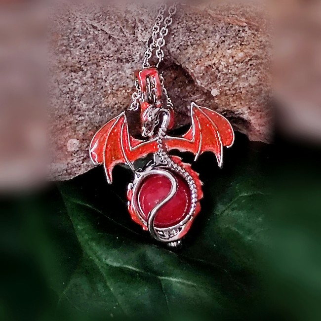 Zoom sur le pendentif du collier sautoir 