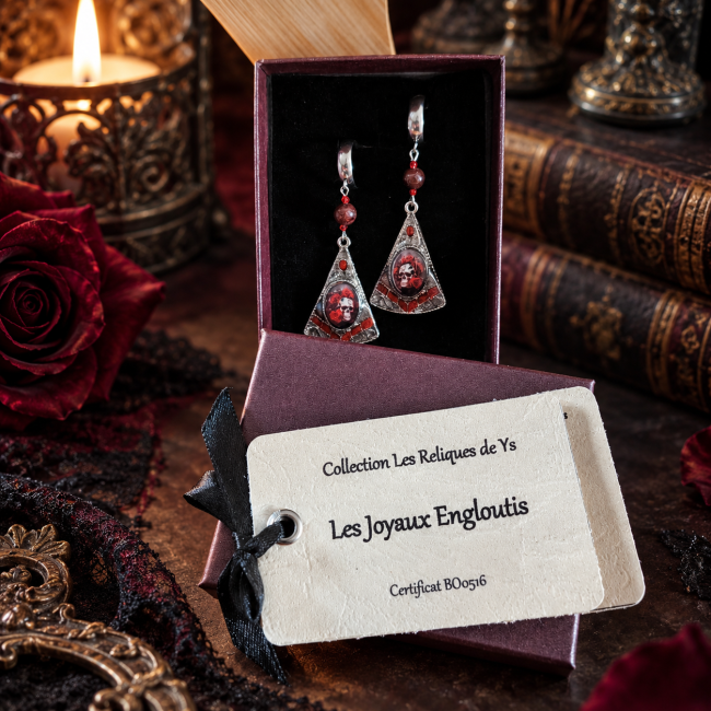 Boucles d’oreilles gothiques Les Joyaux Engloutis présentées dans leur écrin avec carte d’identification