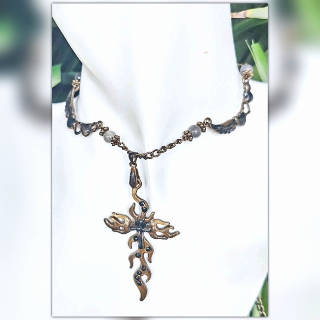 Ériu, déesse souveraine de l’Irlande, incarne la force des terres ancestrales et la mémoire des peuples. Ce collier rend hommage à son souffle intemporel, entre ombre et lumière.