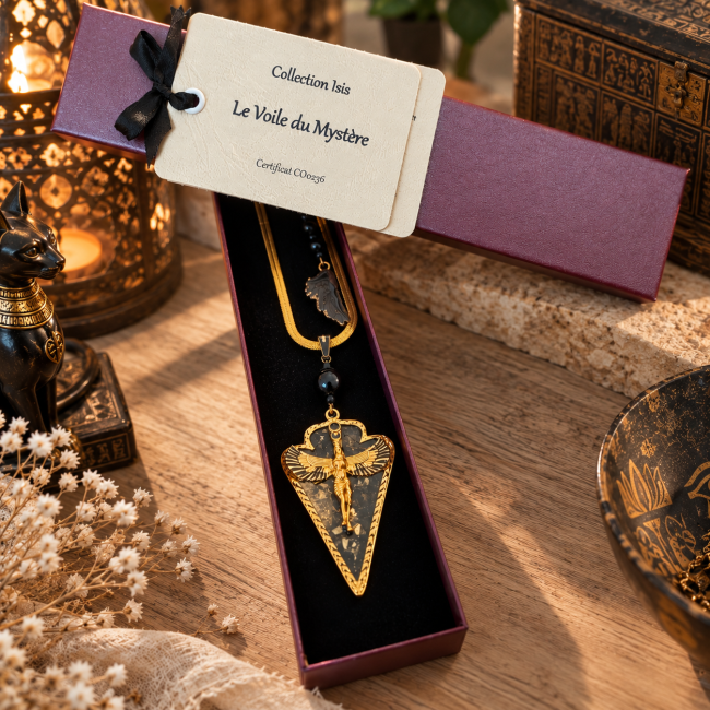Collier Le Voile du Mystère présenté dans son écrin avec sa carte d’identification de la Collection Isis
