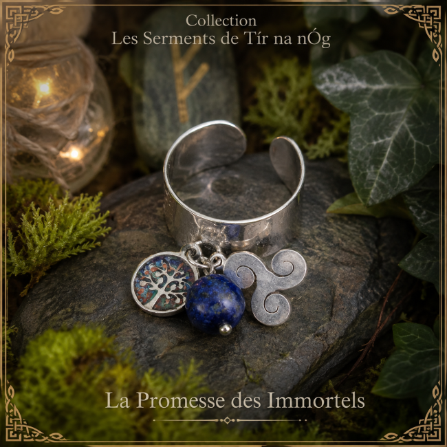 Bague La Promesse des Immortels – Les Serments de Tír na nÓg Bague La Promesse des Immortels de la collection Les Serments de Tír na nÓg avec triskel, arbre de vie et chrysocolle