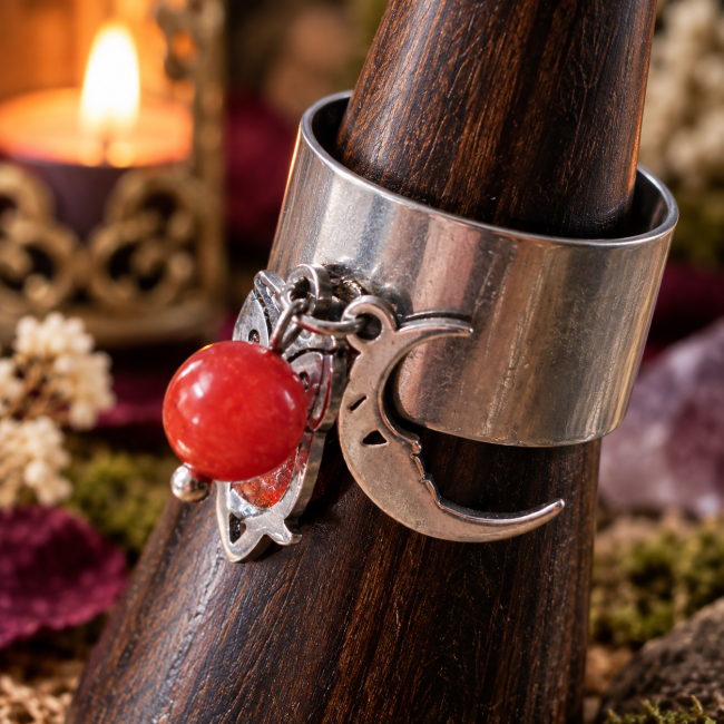 Vue rapprochée des breloques lune et perle rouge de la bague La Chouette à la Lune Rouge