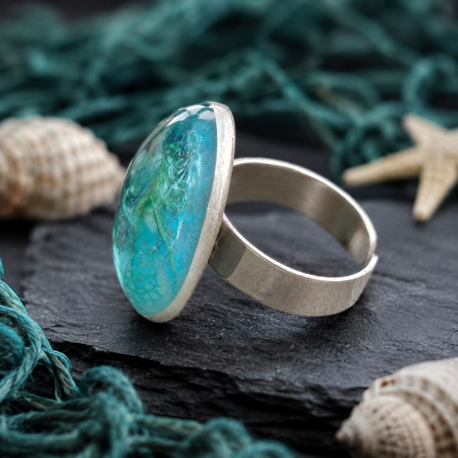 Le Chant des Abysses – Profil du cabochon marin en relief 3D Bague femme Le Chant des Abysses vue de profil avec cabochon marin en relief 3D