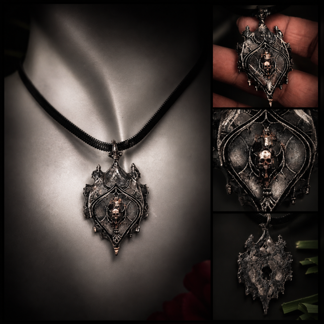 Détails de la chaîne avec perles sombres et éléments mystiques assortis au pendentif