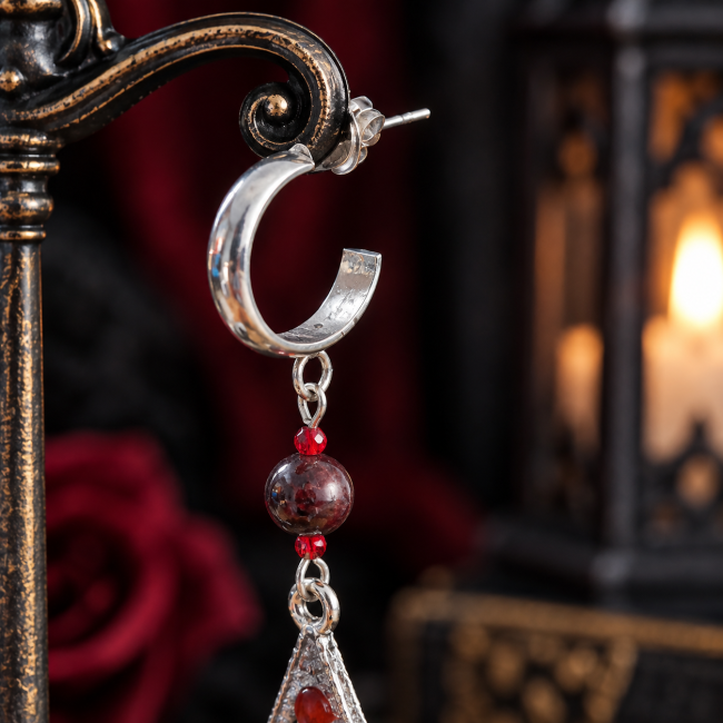 Fermoir des boucles d’oreilles gothiques Les Joyaux Engloutis avec créole, grenat et pendentif émaillé