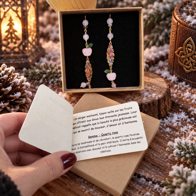 Le Fruit d’Éternité – Certificat et quartz rose | Les Songes d’Idunn Carte de présentation du Fruit d’Éternité avec informations sur le quartz rose et la collection Les Songes d’Idunn