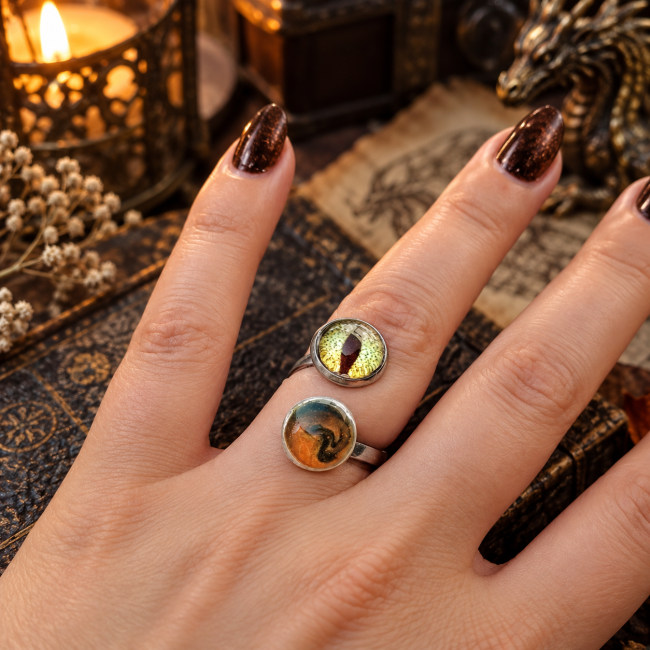 Gros plan sur la bague L’Œil du Dragon Endormi et ses cabochons, permettant d’apprécier les détails de cette création artisanale inspirée du dragon.