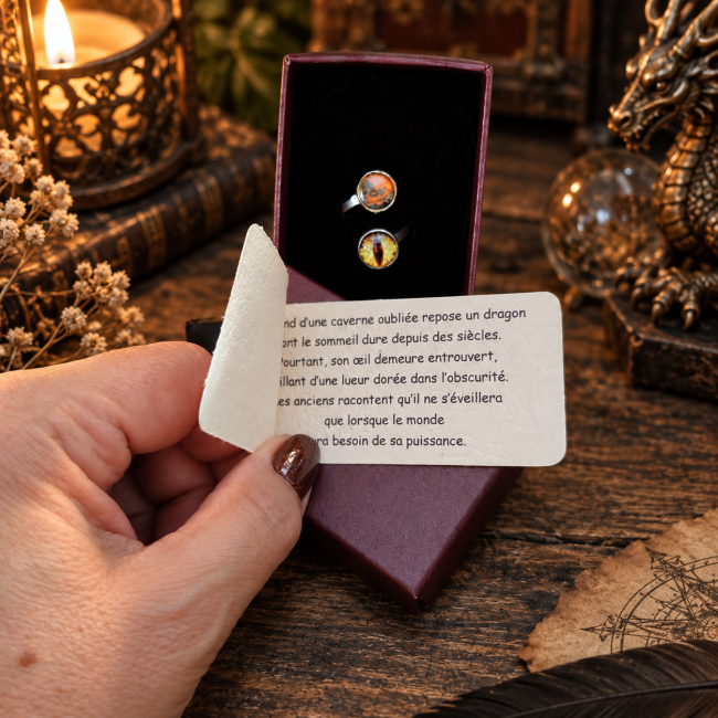La carte d’accompagnement dévoile la légende de L’Œil du Dragon Endormi, une création artisanale inspirée des créatures fantastiques et des bestiaires médiévaux.