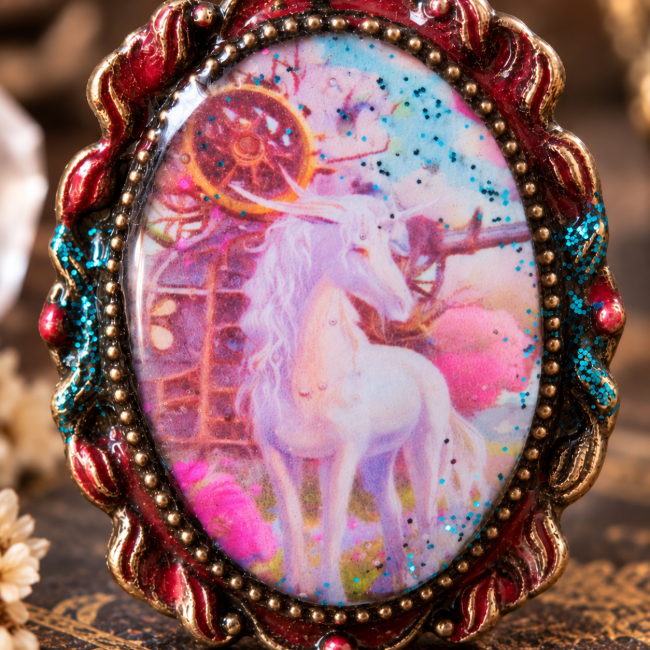 Gros plan sur le cabochon licorne de la bague La Licorne des Lunes Perdues
