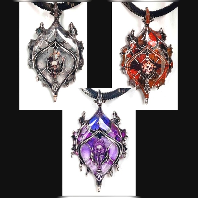 Les Sœurs de la Nuit – Trinité de lumière et d’ombre  Dans les cathédrales oubliées, là où la lumière se brise en éclats colorés, naissent Les Sœurs de la Nuit : trois talismans gothiques, gardiennes des âmes et des légendes.  Chaque bijou de cette collec