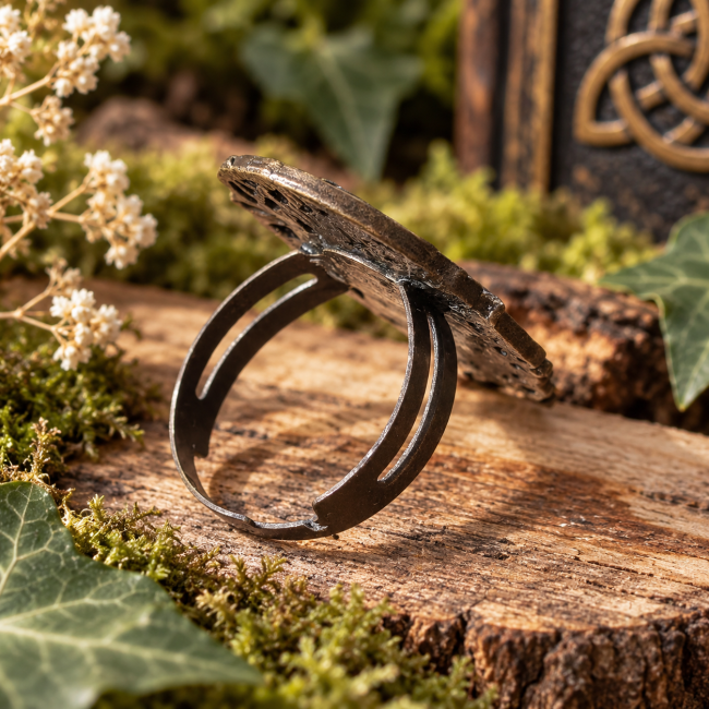 Vue arrière permettant d’apprécier la structure travaillée et l’anneau réglable de la bague artisanale L’Orée du Monde.
