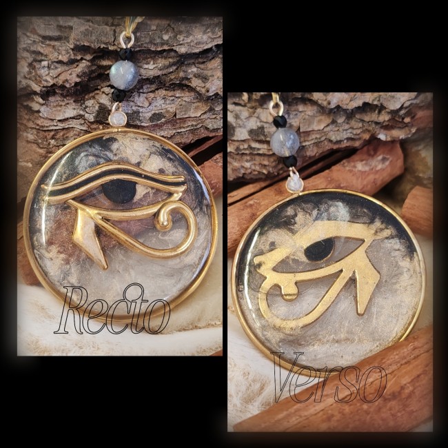 Médaillon recto-verso du collier Wedjat – Œil d’Horus émaillé et personnalisable, bijou artisanal | LES FANTAISIES D'A Gros plan du médaillon du collier Wedjat, recto et verso, montrant l’Œil d’Horus émaillé noir et ivoire nacré et le médaillon personnalisable avec initiale, bijou artisanal symbolique protecteur