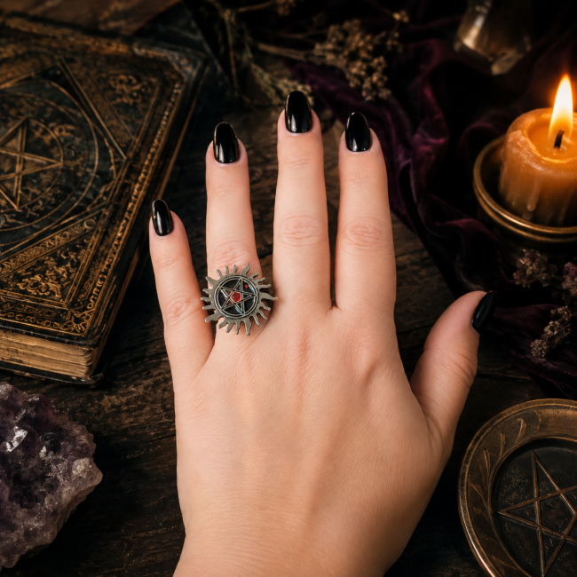Le Soleil des Sorcières bague gothique femme portée Bague gothique femme Le Soleil des Sorcières portée à la main avec pentacle rouge et noir