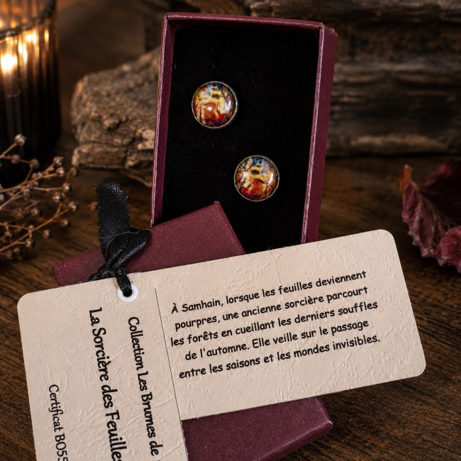 Écrin et carte d'histoire – La Sorcière des Feuilles Pourpres Écrin cadeau des boucles d'oreilles La Sorcière des Feuilles Pourpres avec carte de collection et légende – Les Brumes de Samhain