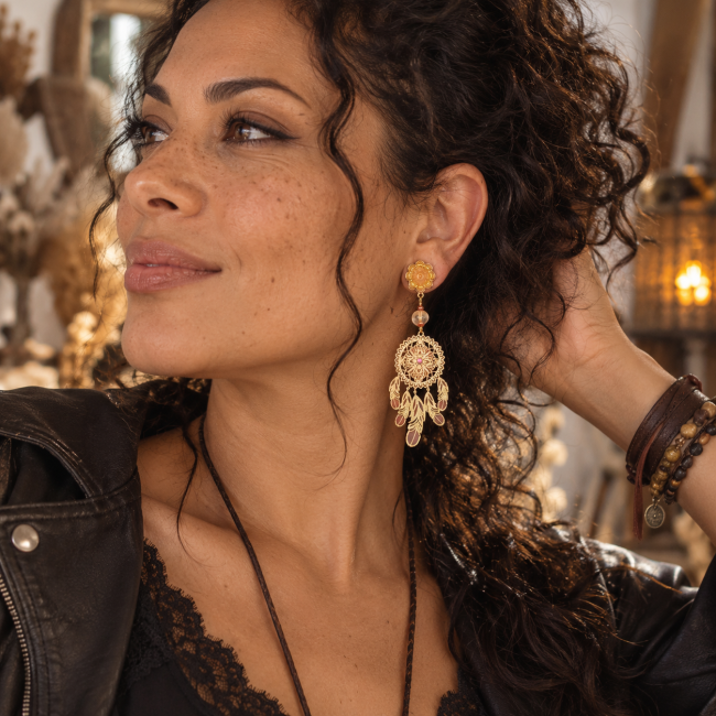 Boucle d’oreille Les Plumes du Couchant portée par une femme au style bohème rock