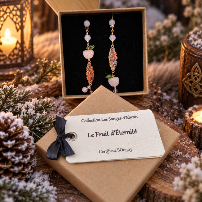 Le Fruit d’Éternité – Boucles d’oreilles artisanales dans leur écrin Boucles d’oreilles Le Fruit d’Éternité présentées dans leur écrin avec certificat de la collection Les Songes d’Idunn
