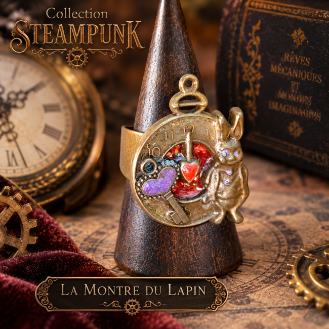 Bague femme artisanale Le Retard du Lapin Blanc, création originale inspirée d’Alice au pays des merveilles, mêlant horlogerie, lapin blanc et esthétique steampunk.