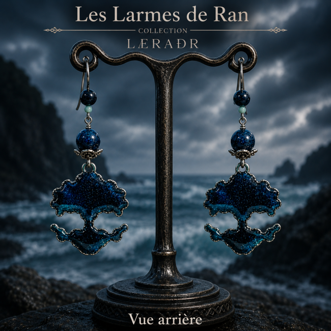 Les Larmes de Ran – Vue Arrière des Boucles d'Oreilles Artisanales | Collection Læraðr Vue arrière mettant en lumière le travail d'émaillage artisanal réalisé sur les deux faces du pendentif. Une finition soignée qui révèle toute la profondeur des bleus marins inspirés des eaux mystérieuses de Ran.