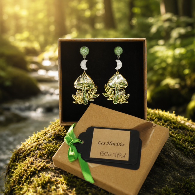 Murmures des Sous-Bois — Écrin de présentation d’une création artisanale Boucles d’oreilles Murmures des Sous-Bois présentées dans leur écrin, création artisanale Les Hindrès inspirée de Brocéliande