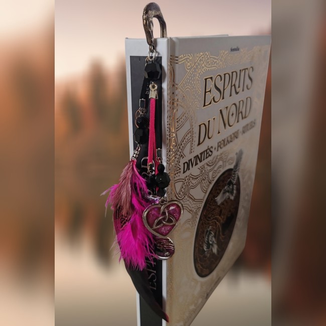 marque page cheval sur livre fuchsia incandescent accessoire lecture artisanal