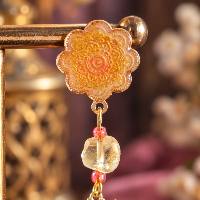 Attache florale émaillée à la main et perle de citrine des boucles d’oreilles Les Plumes du Couchant