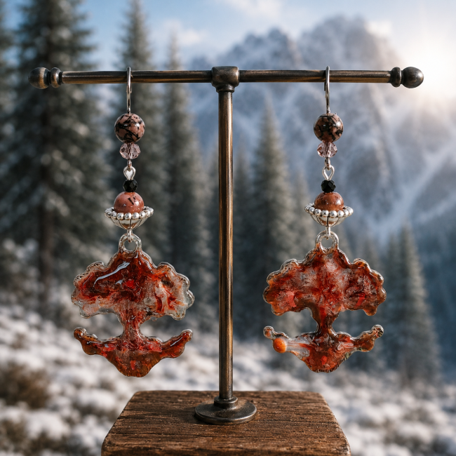 Vue arrière des boucles d'oreilles émaillées La Rosée de Heiðrún – Collection Læraðr Découverte du revers émaillé des boucles d'oreilles artisanales La Rosée de Heiðrún. Chaque détail révèle le savoir-faire artisanal et l'inspiration mythologique nordique.