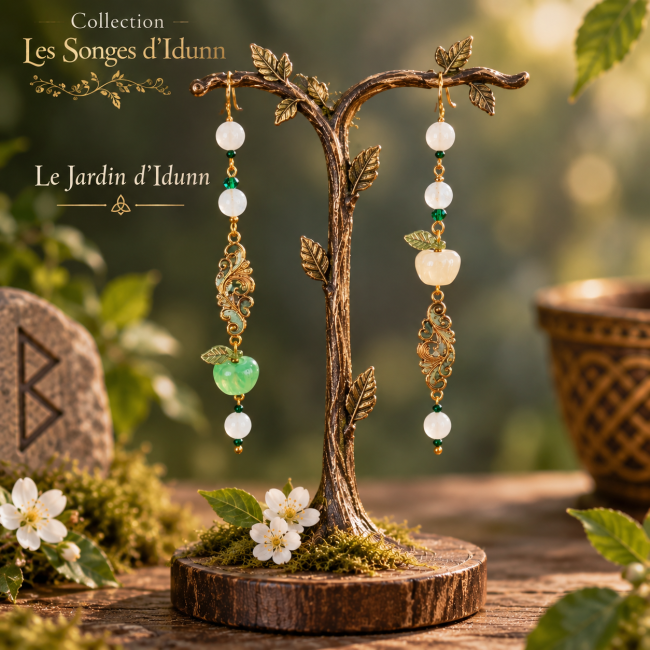 Boucles d’oreilles Le Jardin d’Idunn – émaillage scintillant et inspiration viking Boucles d’oreilles Le Jardin d’Idunn, création artisanale inspirée de la mythologie viking, avec pierre de lune, pommes verte et ivoire, et émaillage à la main.