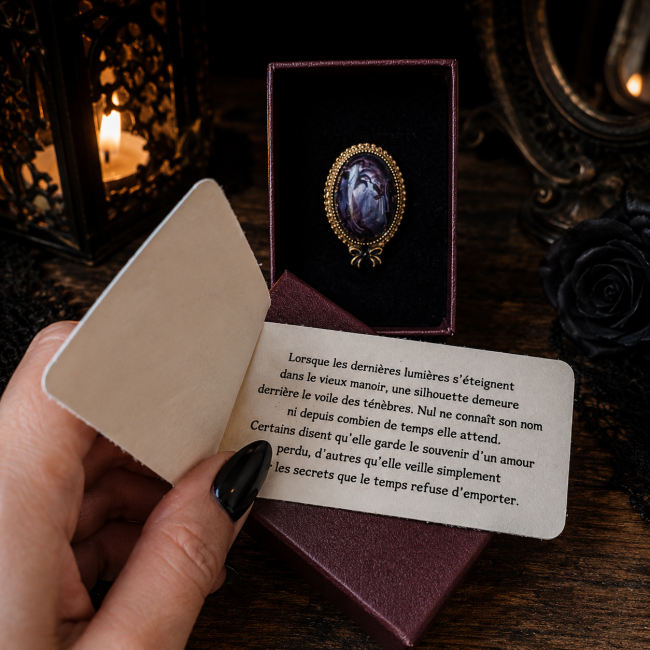 Présentation artisanale de Celle qui demeure dans son écrin, accompagnée de sa légende, pour prolonger l’univers mystérieux et poétique de la collection Les Dames du Voile.