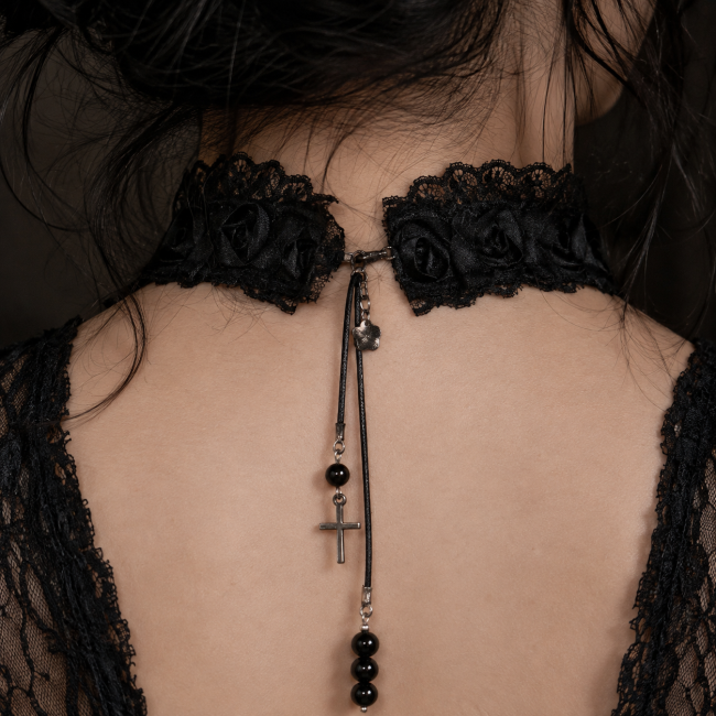 L’Orbe des Enchanteresses – Vue arrière et fermeture Vue arrière du tour de cou gothique L’Orbe des Enchanteresses avec chaîne de réglage, croix et perles d’obsidienne noire
