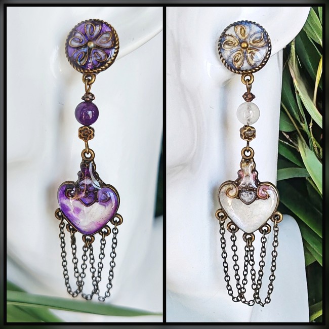 Inspirées par la déesse de l’aurore, ces bijoux artisanaux français en laiton bronze antique capturent les premiers rayons du soleil. Les fioles anciennes gravées, gemmes véritables et émaillage fait main créent un éclat unique, prolongé par des chaînette