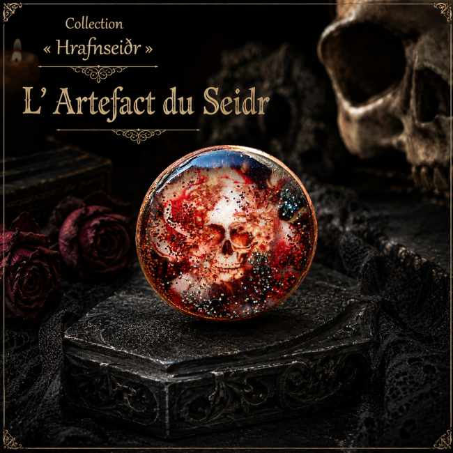 Découvrez L’Artefact du Seidr, une bague gothique femme réglable réalisée en métal cuivré. Son cabochon circulaire met en scène un crâne entouré de couleurs rouges et bleues et de délicates scintillances. Une création artisanale au caractère mystérieux, p