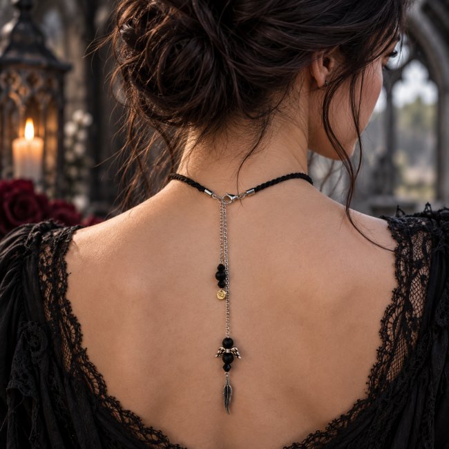Vue arrière du collier gothique Le Requiem de Rosamund porté, fermeture ajustable, chaîne de réglage, onyx et breloques noires
