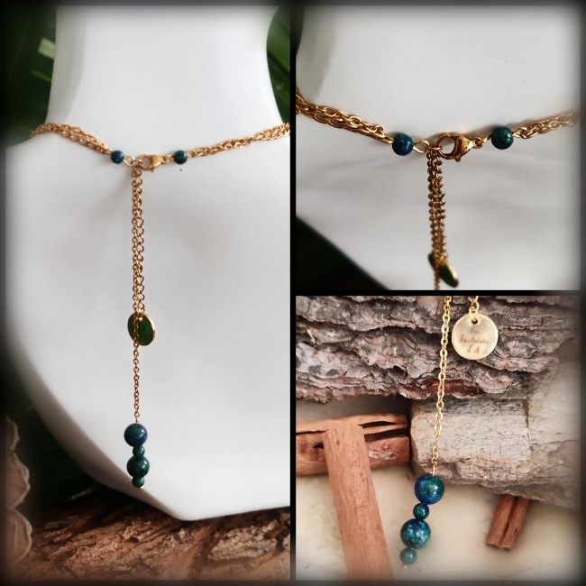 Finitions artisanales collier Khépri Le Cycle Éternel Détail de l’arrière du collier Khépri Le Cycle Éternel sur buste blanc, fermeture mousqueton, médaille signature Les Fantaisies d’A et enfilade de perles en chrysocolle