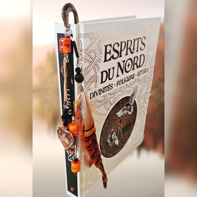 Mise en situation du marque-page cheval Alsvinn orange solaire présenté sur un livre accessoire lecture fait main