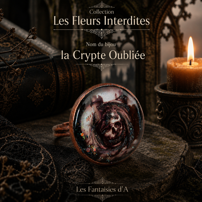 Bague gothique femme La Crypte Oubliée – Collection Les Fleurs Interdites Bague gothique femme La Crypte Oubliée de la collection Les Fleurs Interdites, en métal cuivré avec cabochon émaillé représentant un crâne