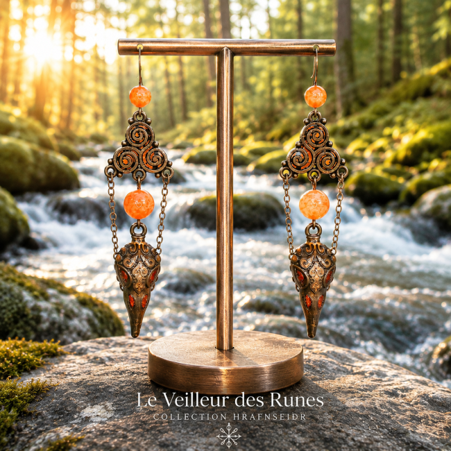 Affiche artistique du Veilleur des Runes, collection Hrafnseiðr. Ces boucles d’oreilles artisanales inspirées de la mythologie nordique associent triskels, perles orangées et pendentifs gravés dans une mise en scène immersive au cœur d’une forêt enchantée