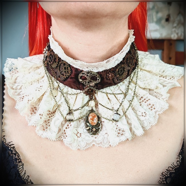 Collier tour de cou victorien steampunk Cassandre porté, bijou artisanal en dentelle de Calais et laiton