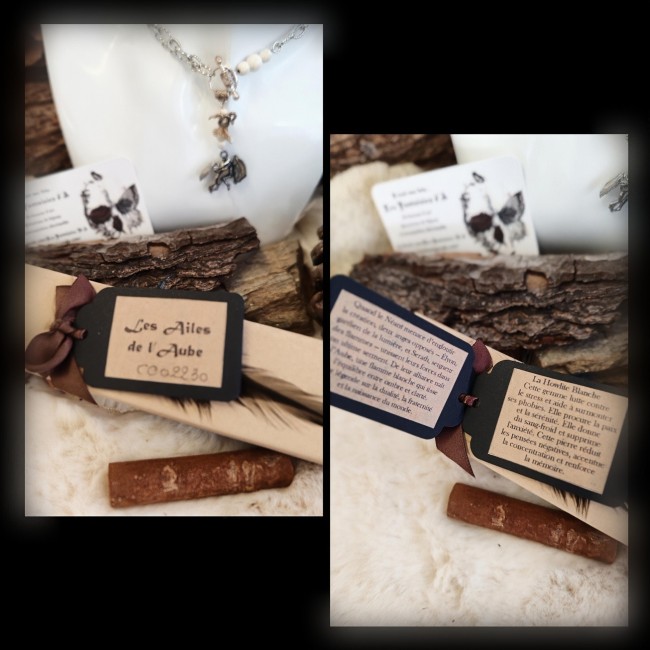 Collier artisanal « Les Ailes de l’Aube Ivoire» dans son écrin avec carte d’identification numérotée et carte de lithothérapie.