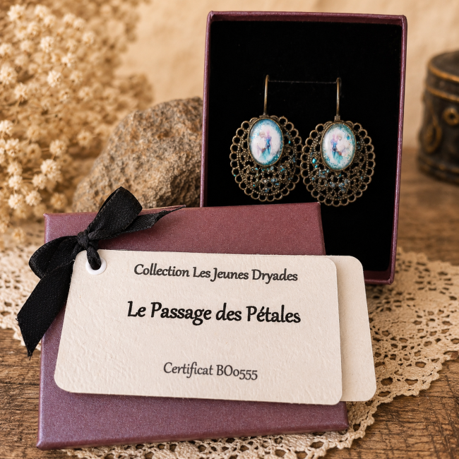 Le Passage des Pétales dans son écrin cadeau Boucles d'oreilles Le Passage des Pétales présentées dans leur écrin avec carte d'identification et certificat d'authenticité.