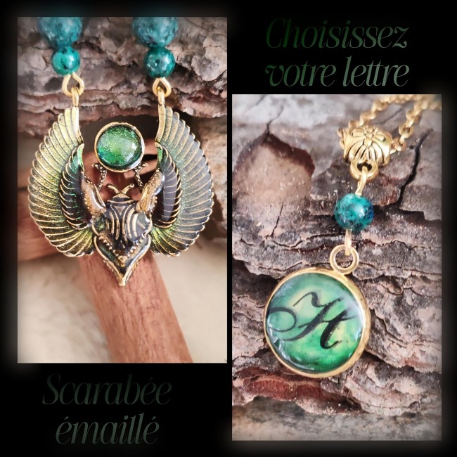 Détail scarabée Khépri émaillé vert – Collier Le Cycle Éternel Gros plan sur le scarabée Khépri et le médaillon personnalisable du collier Le Cycle Éternel, émaillage fait main en camaïeu de verts sur décor naturel en écorce de bois