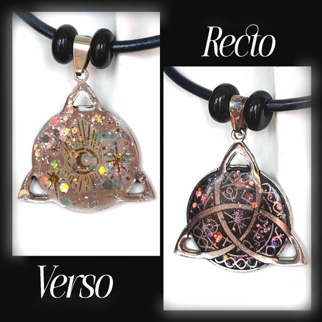 Son pendentif réversible, circulaire et mystérieux, révèle deux visages :  Sur la première face, un triquetra protecteur s’entrelace à une Vegvisir, la boussole viking, guides des voyageurs de l’âme et des porteurs de légendes. L’ensemble repose sur un fo