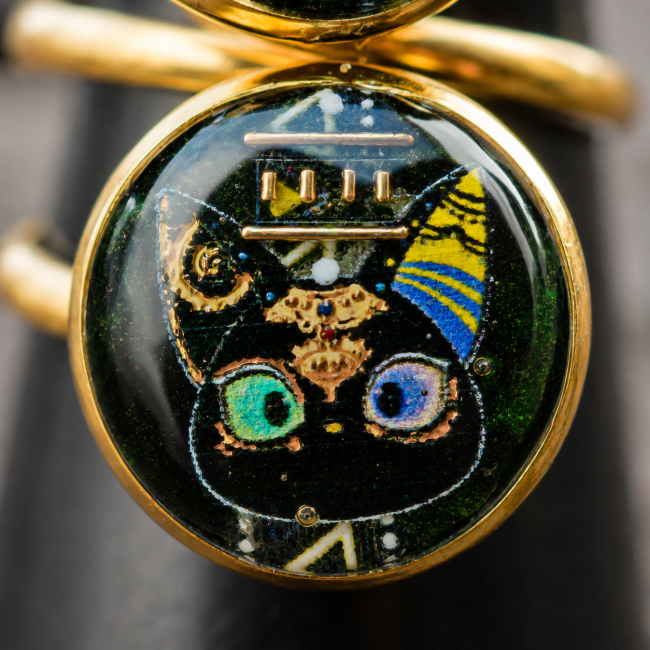 Gros plan sur le cabochon représentant une tête de chat de la bague L’Émeraude des Deux Rives